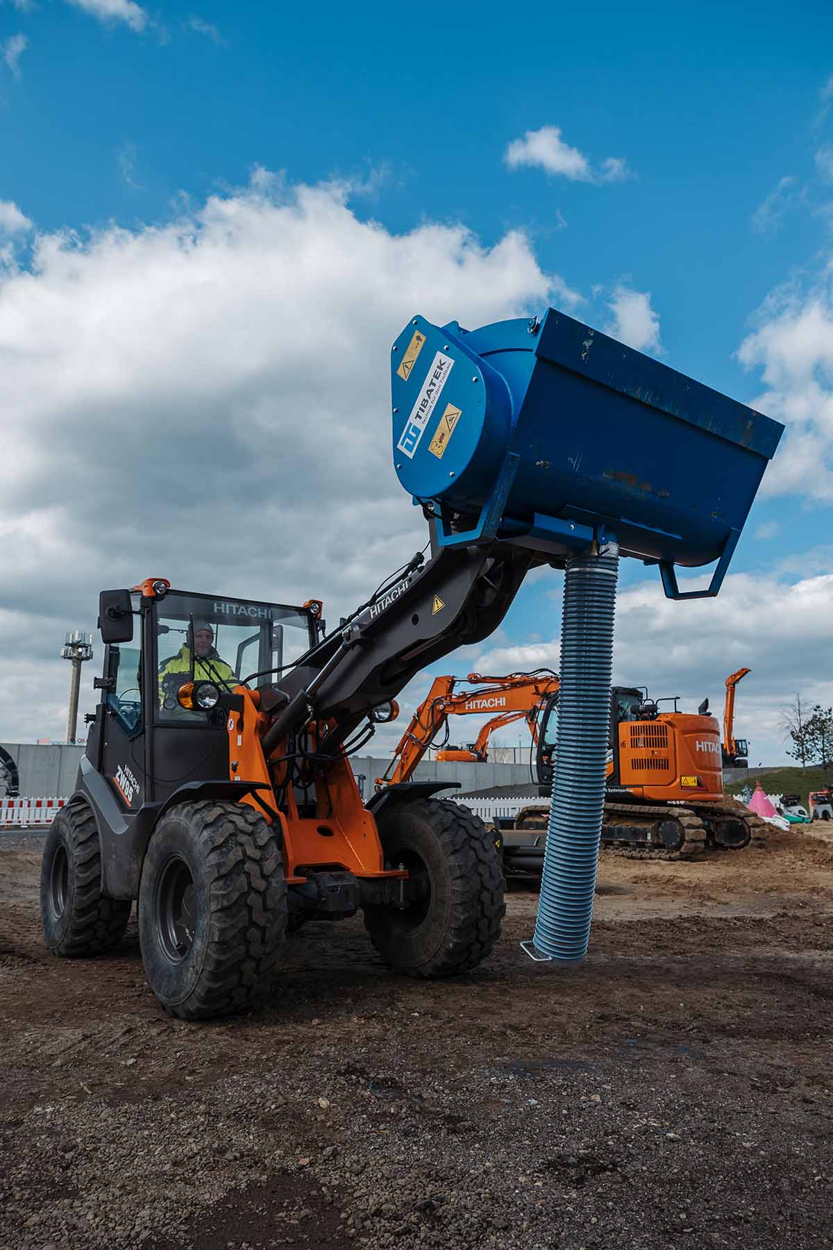 Die TIBATEK®-Betonmischschaufel angebracht an einem Radlader