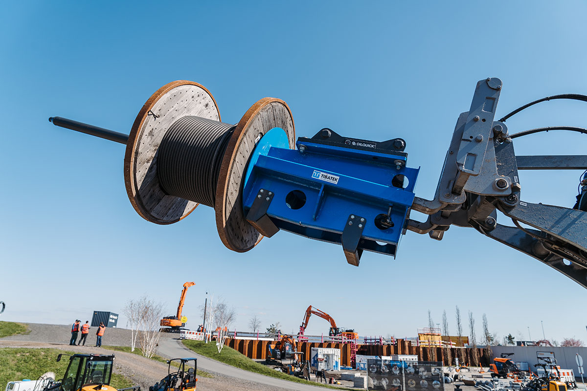 Transport eine Kabelrolle mit dem TIBATEK®-Kabeldorn auf einer Palettengabel