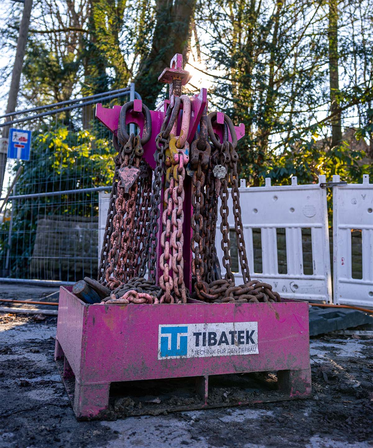 Der TIBATEK Kettenständer